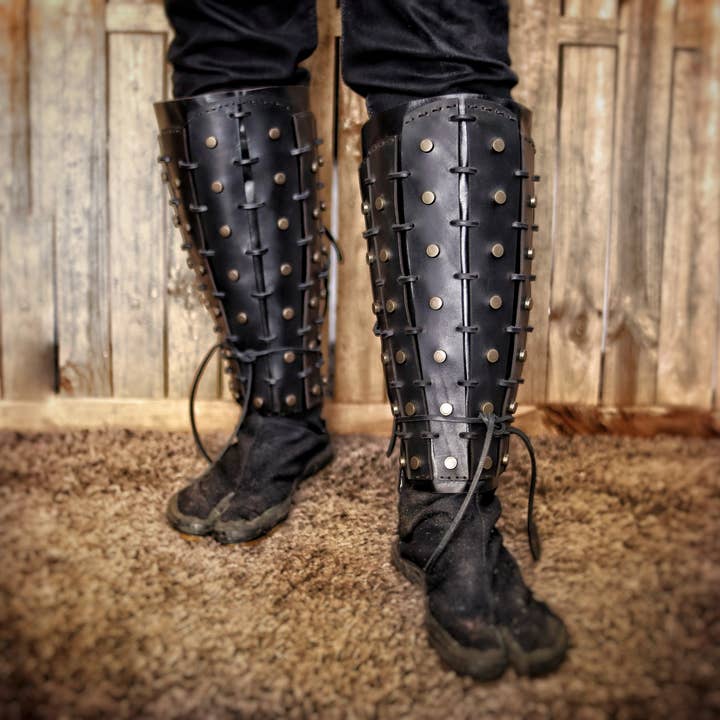 Samurai leren greaves voor wholesale door Outcast Props