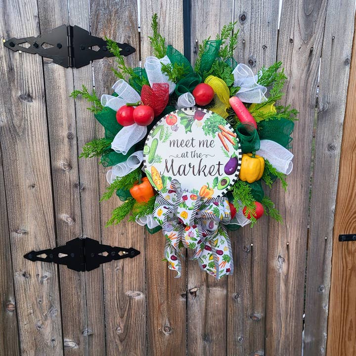 Couronne végétarienne en maille Meet Me at the Market pour la vente par An Array of Wreaths, LLC