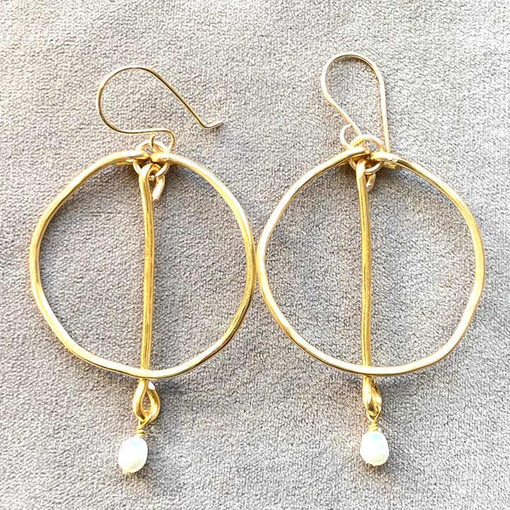 Gold gehämmerte wellige organische Creolen und Stab mit Perlenohrringen für den Großhandel von Marble Designs Jewelry