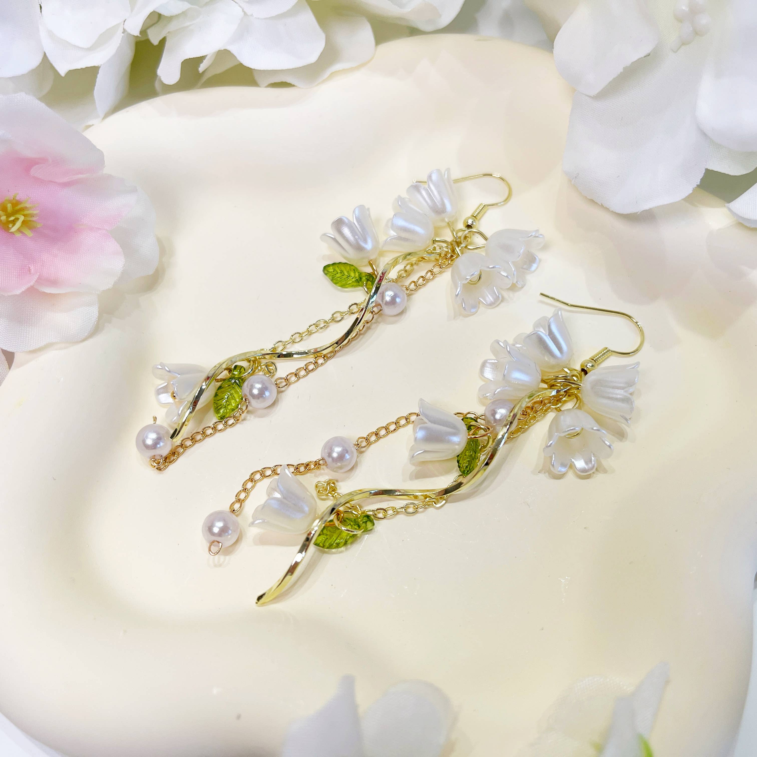 Melange Blanc – wholesale Dangle earrings – E189 lily flower earrings, floral earrings, flower earrings5