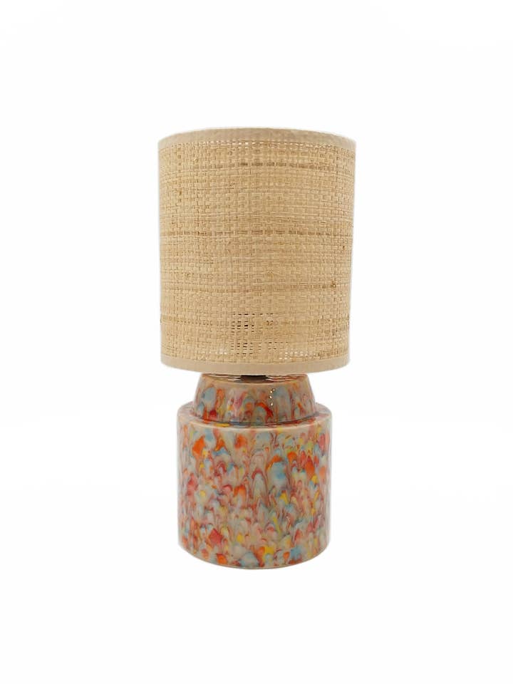 Lampe céramique multicolore rouge, orange, jaune, vert et bleu avec abat-jour en raphia pour la vente par Enoceramics