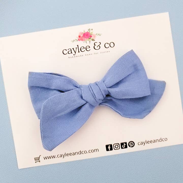 Layla Haarschleife | Handgebundene Schleife | Puderblaues Leinen für den Großhandel von Caylee & Co