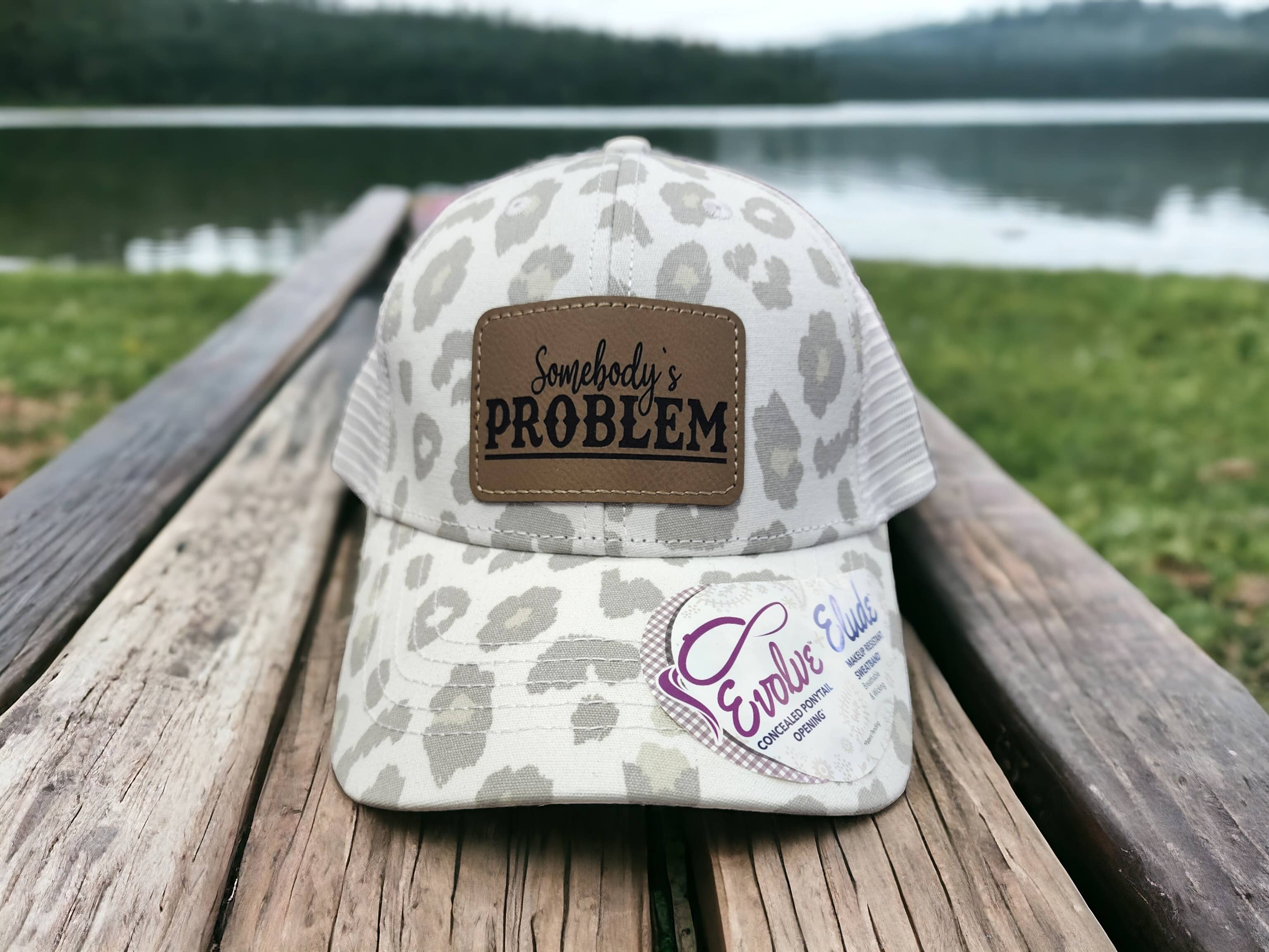 For Heavener's Sake – wholesale Baseballkeps - Dam – Somebody's Problem Vit & Grå Truckerhatt med leopardtryck