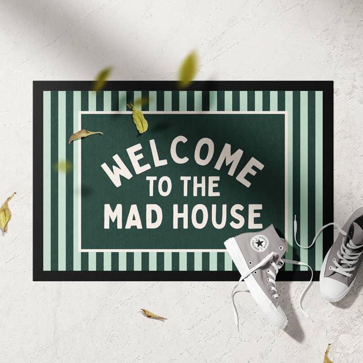 WISDOM & WONDER X HEY WONDER | Welkom In Het Gekkenhuis | Bosgroen & Crème | Binnen Deurmat voor wholesale door Wisdom and Wonder Designs