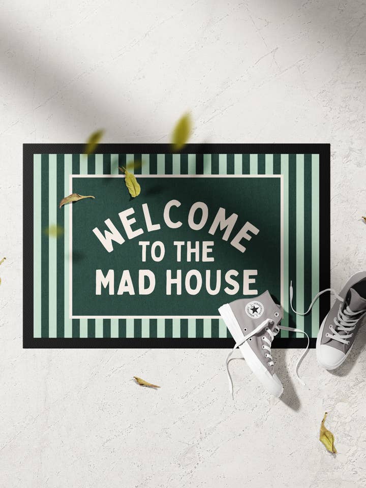 WISDOM & WONDER X HEY WONDER | Welkom In Het Gekkenhuis | Bosgroen & Crème | Binnen Deurmat voor wholesale door Wisdom and Wonder Designs