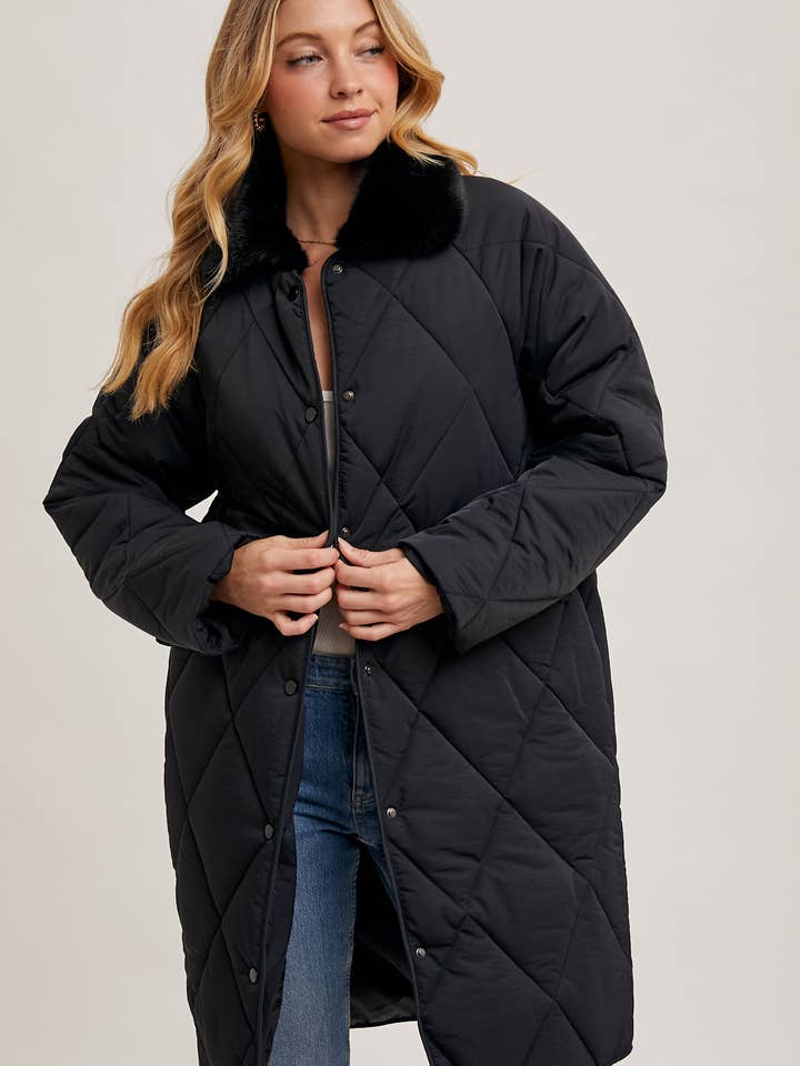 Bluivy - Wholesale Pufferjack - Dames - GEWATTEERDE MIDI-PUFFERJAS MET KRAAG VAN IMITATIEBONT EN KNOOPSLUITING1