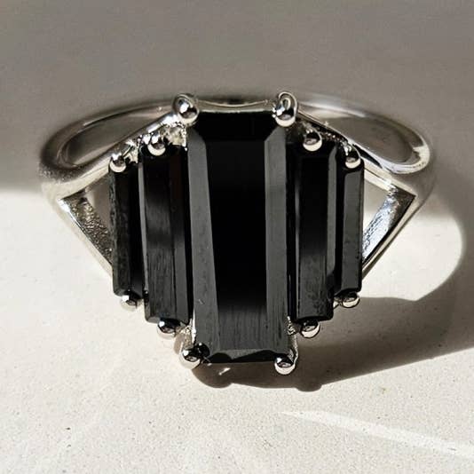 DJÄRV SVART ART DECO BAGUETTE RING - SX02104R för wholesale av HolyBang Jewels