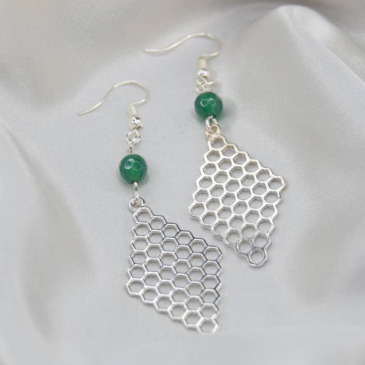 Boucles d'oreilles en nid d'abeille - Agate verte facettée pour la vente par Fox and Bunny Rise
