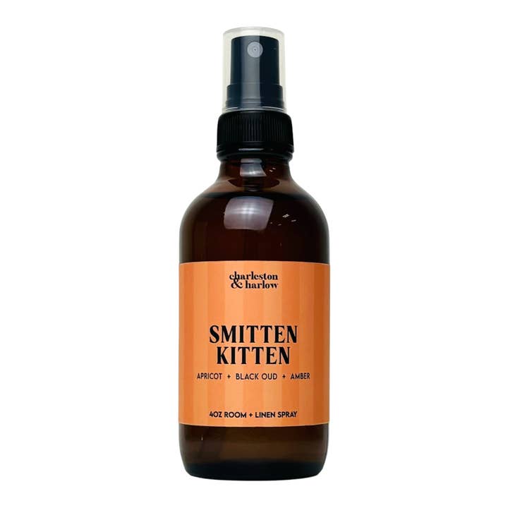 Smitten Kitten Rum+Linne Spray 4oz för wholesale av Charleston & Harlow Candle Co.