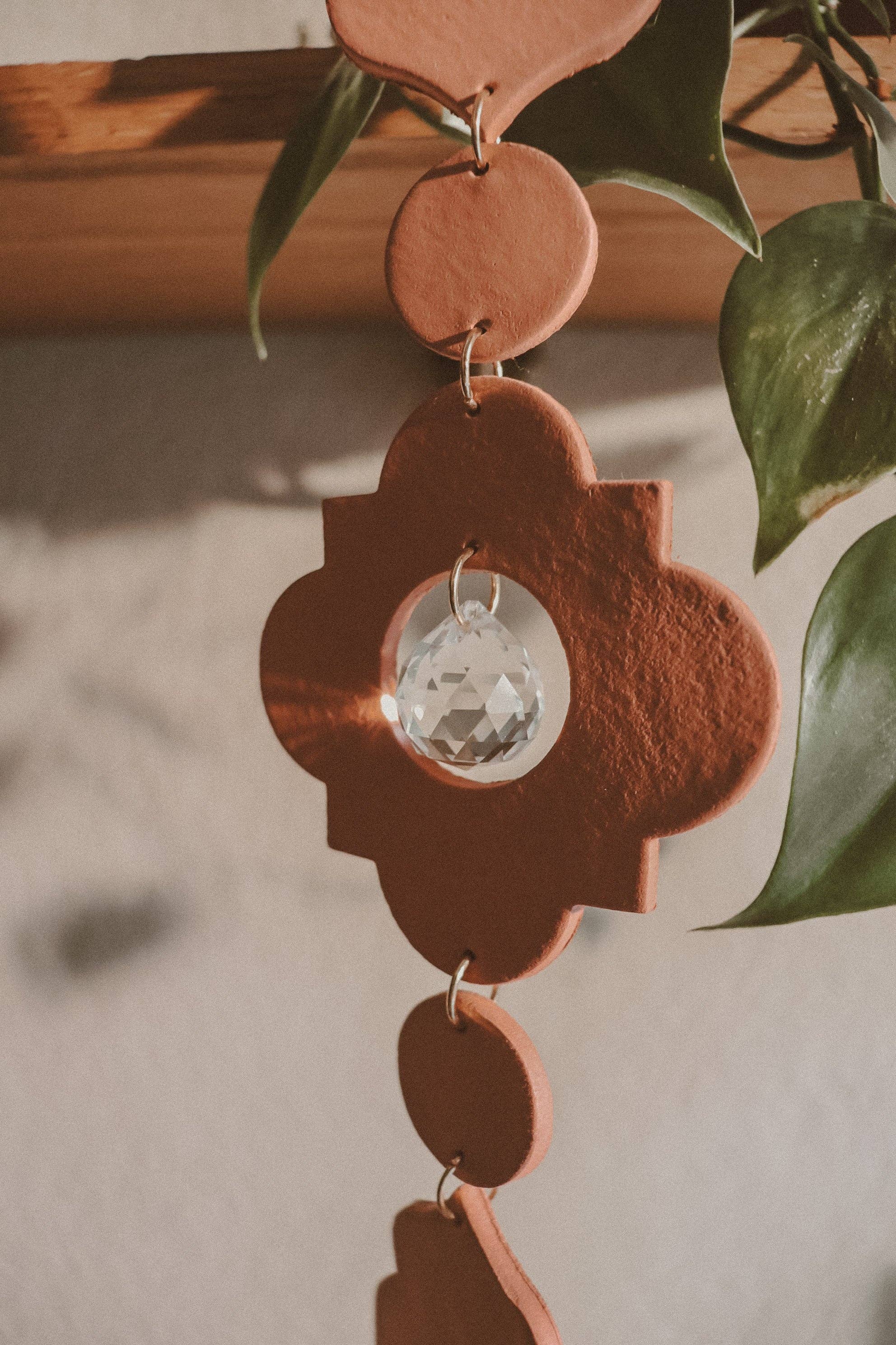 Rooted Reverie – Großhandel 3D-Wandkunst – Wandbehang aus Terrakotta im marokkanischen Stil mit Sonnenfänger3