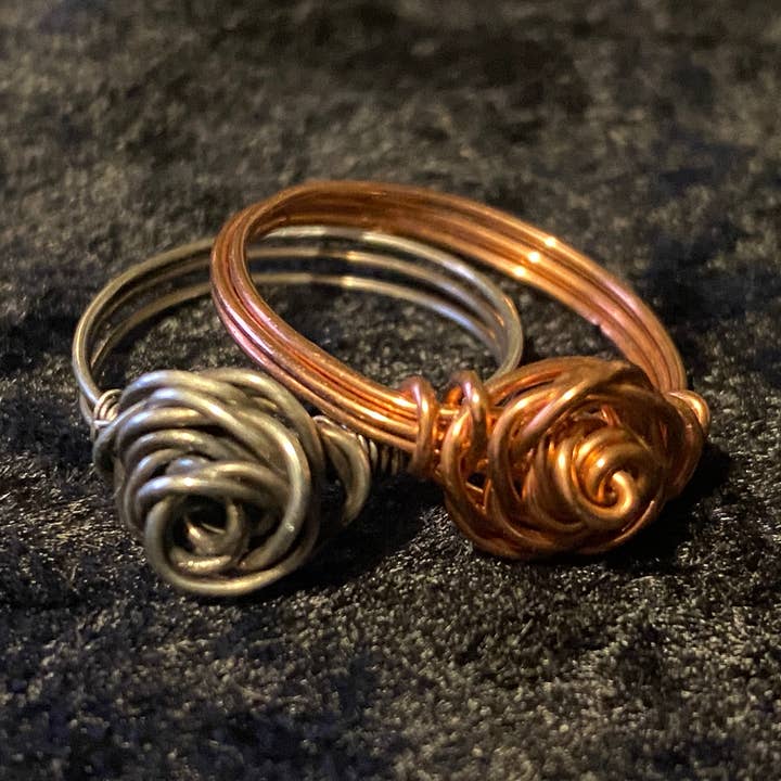 Bague Petite Rose pour la vente par SoulSpireStudio