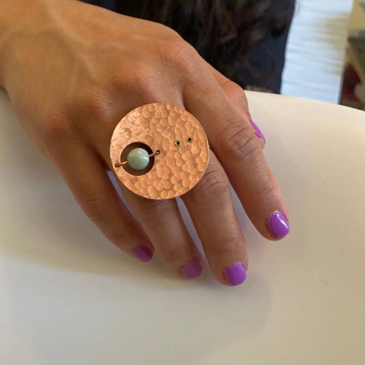 Bague en métal ajustable AXIS Cross Finger avec perle suspendue de la COLLECTION LIMINAL pour la vente par Chick Boss LLC