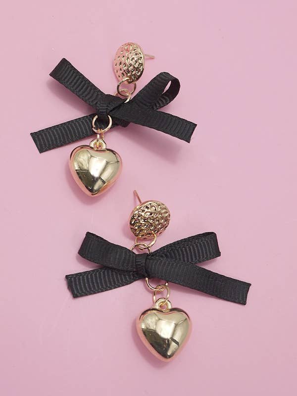 BOUCLES D'OREILLES PENDANTES EN FORME DE NŒUD EN FORME DE CŒUR | 80E2846 pour la vente par JOSSLYN by wall to wall