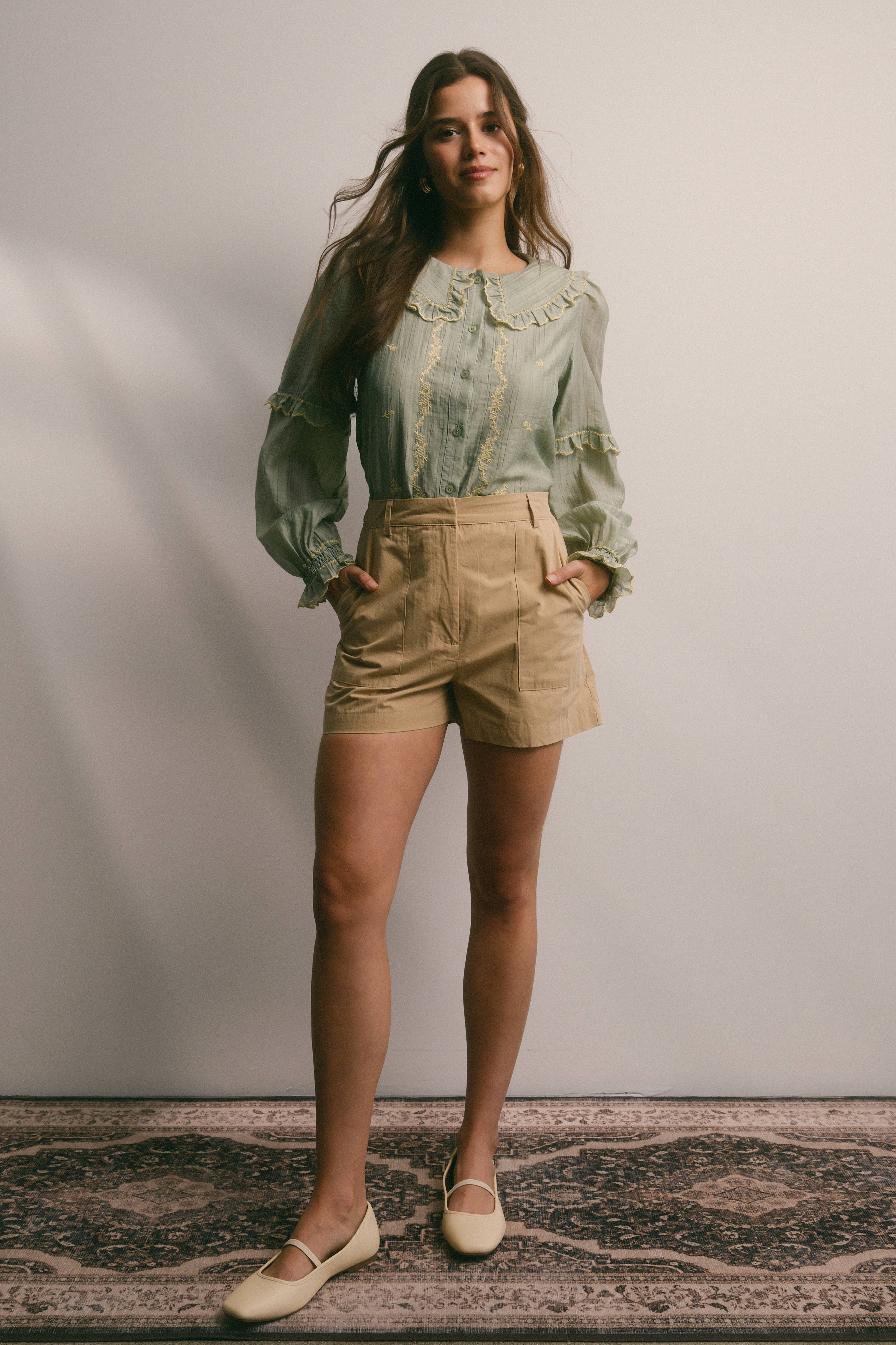 Forte – wholesale Blus - Dam – Broderad blus i bomull med volangkrage FT000314