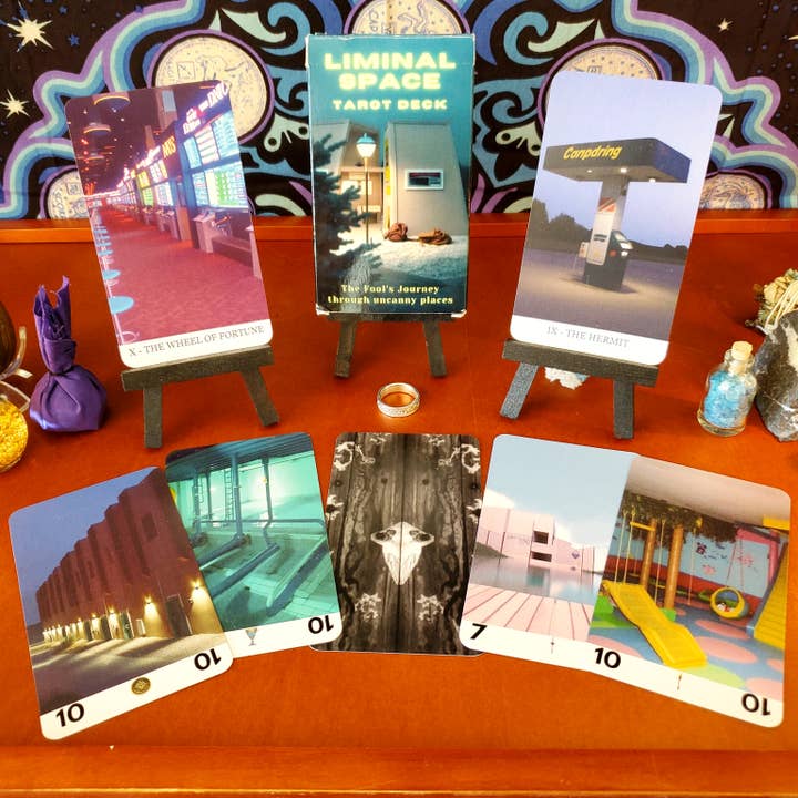Herba Rosa – Engroshandel Tarotkort – LIMINAL SPACE TAROT dæk | Baseret på Rider-Waite-Smith Deck