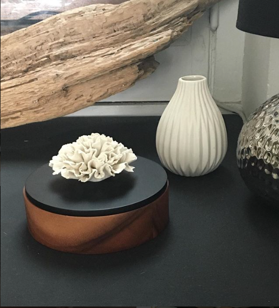 Anoq - Wholesale Decoratief doosje - Sierdoos van acaciahout met zwart gelakte houten deksel en porseleinen bloem - CHAN4