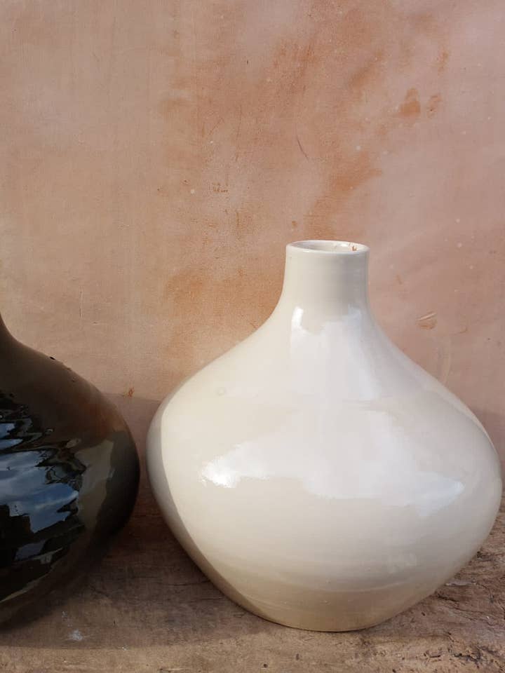 Set di vasi tradizionali in ceramica bianco miele e verde scuro per la vendita all'ingrosso da parte di Cerámica Roca Caus