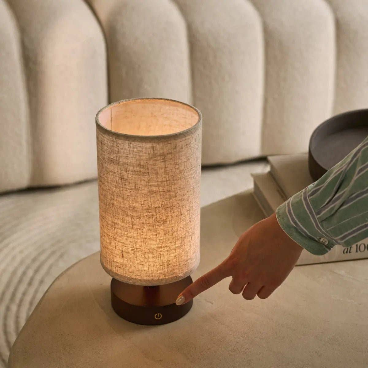 Tavellio - Vente Lampes d'appoint/de bureau - Lampe de table en bois sans fil Ben Dark Brown | Rechargeable, dimmable et jusqu'à 100 heures d'autonomie12