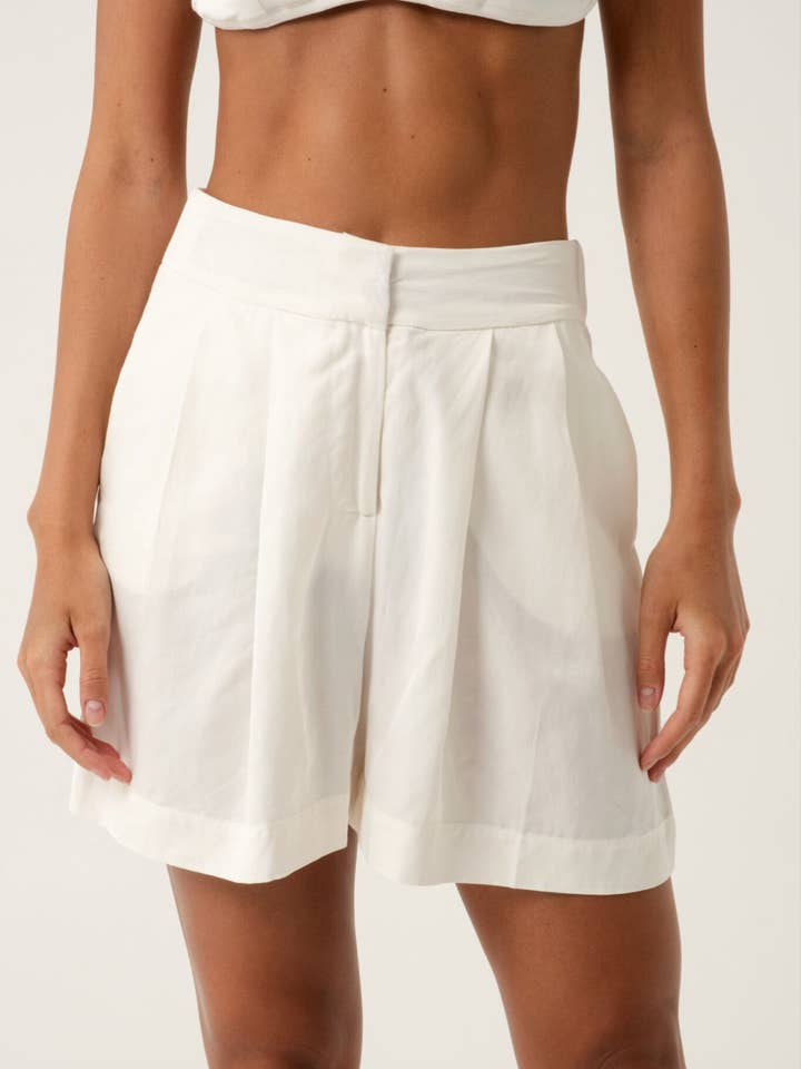 Alicia Off White Pantalón Corto Plisado para venta al por mayor de AMIRA Collective