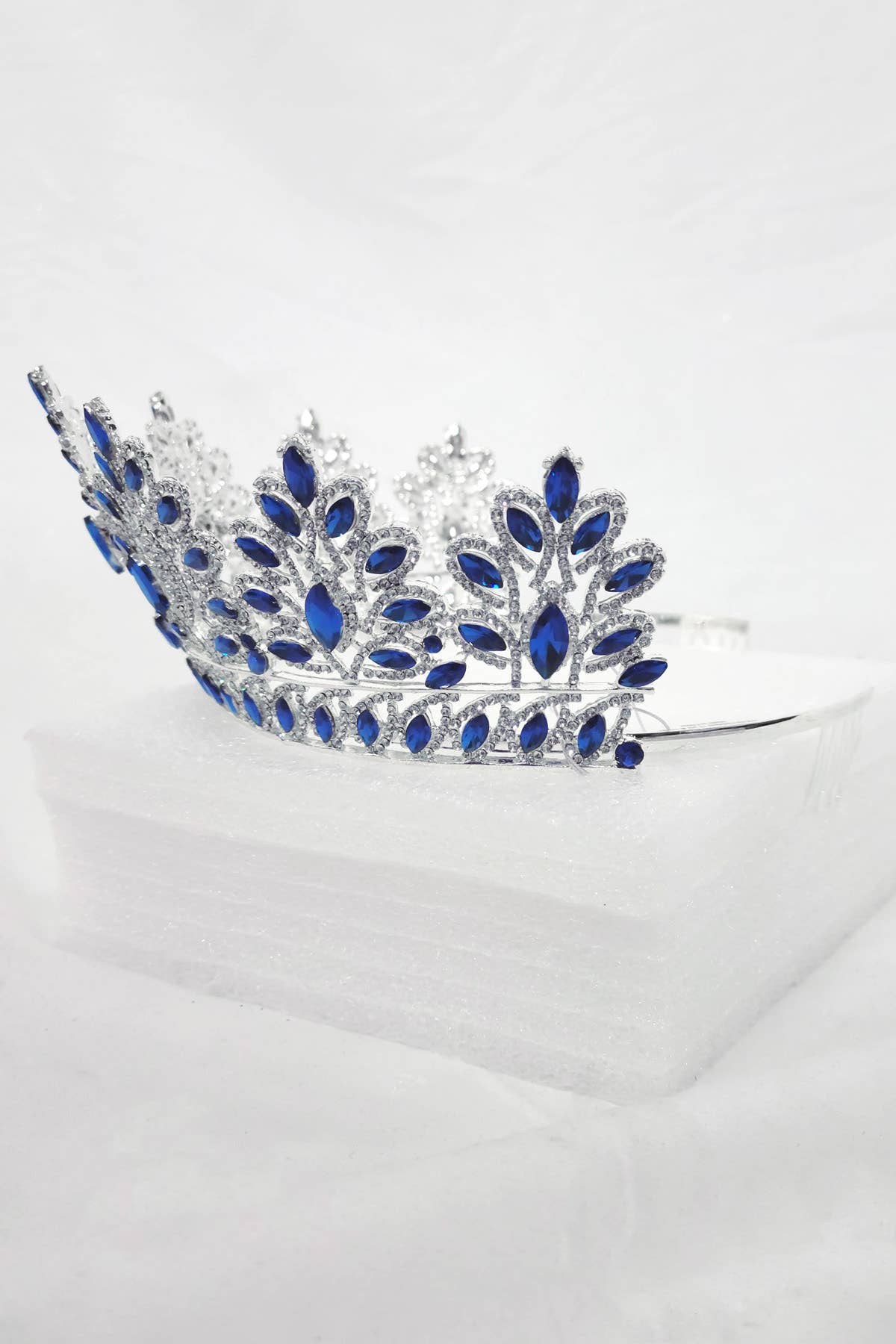 Chicas - Wholesale Tiara - Women's - One Size Fits All Metal Tiara With Rhinestones. HT93725