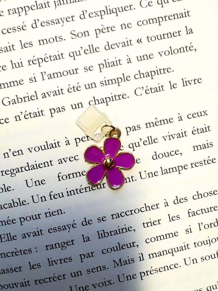 Charms anti-poussière Violette pour la vente par Au fil des pages