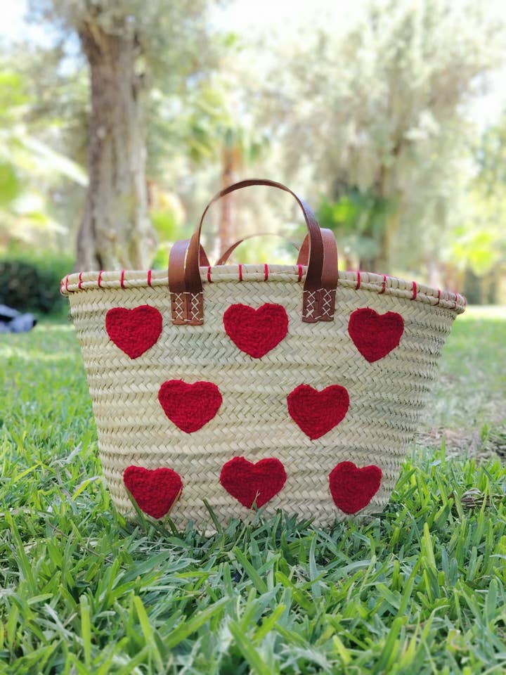 Tote en paille tissée à la main avec cœurs rouges au crochet – sac d'été pour la vente par Twins Basket
