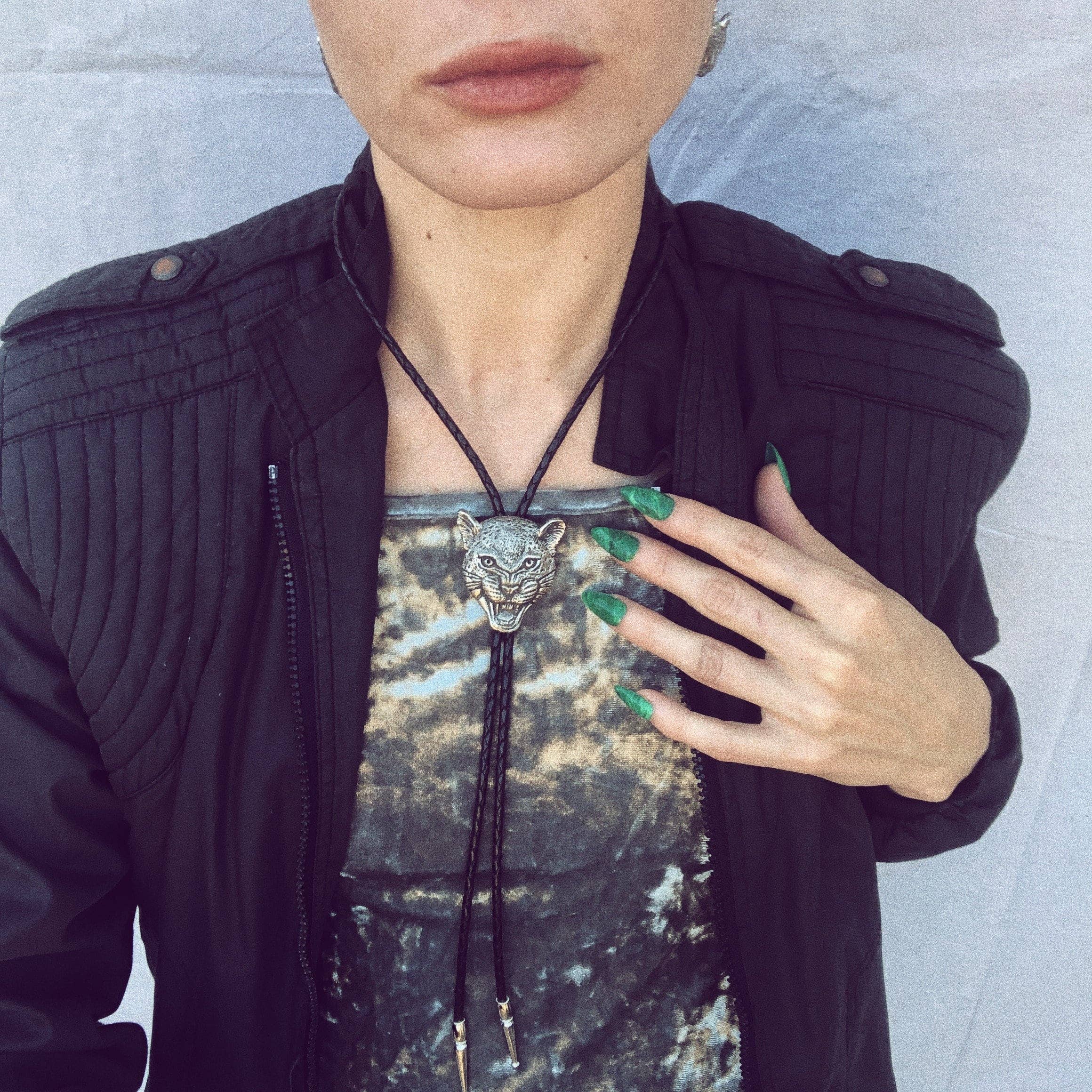 HELIOTROPE – Colar de tecido por atacado – Gravata Jaguar Bolo - (Grande)1