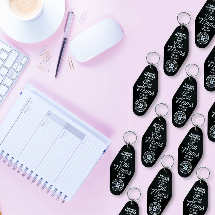 Porte-clés Cat Moms Club Motel pour la vente par Sunshine & Lemons Co.