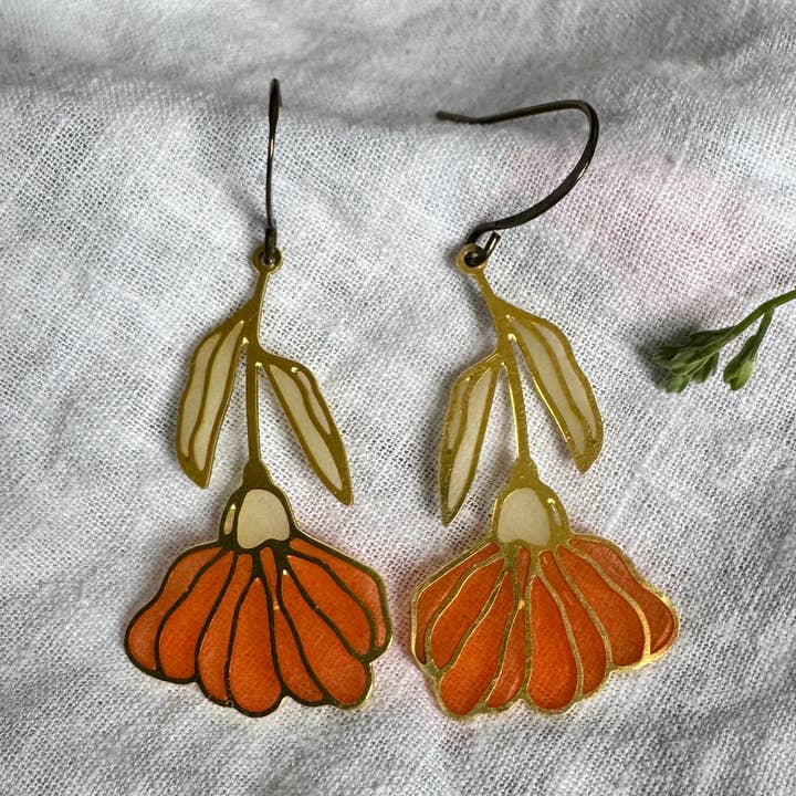 Bégonia // Boucles d'oreilles en résine vitrail pour la vente par Wild Lupine Folkcraft