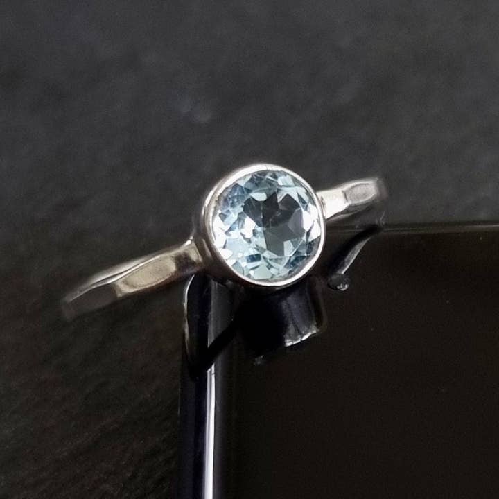 Mistry Gems - Wholesale Band/Stacked Ring - Solitaire 6mm Round Blue Topaz Ring | Hammered 925 Sterling Silver, R11BT5
