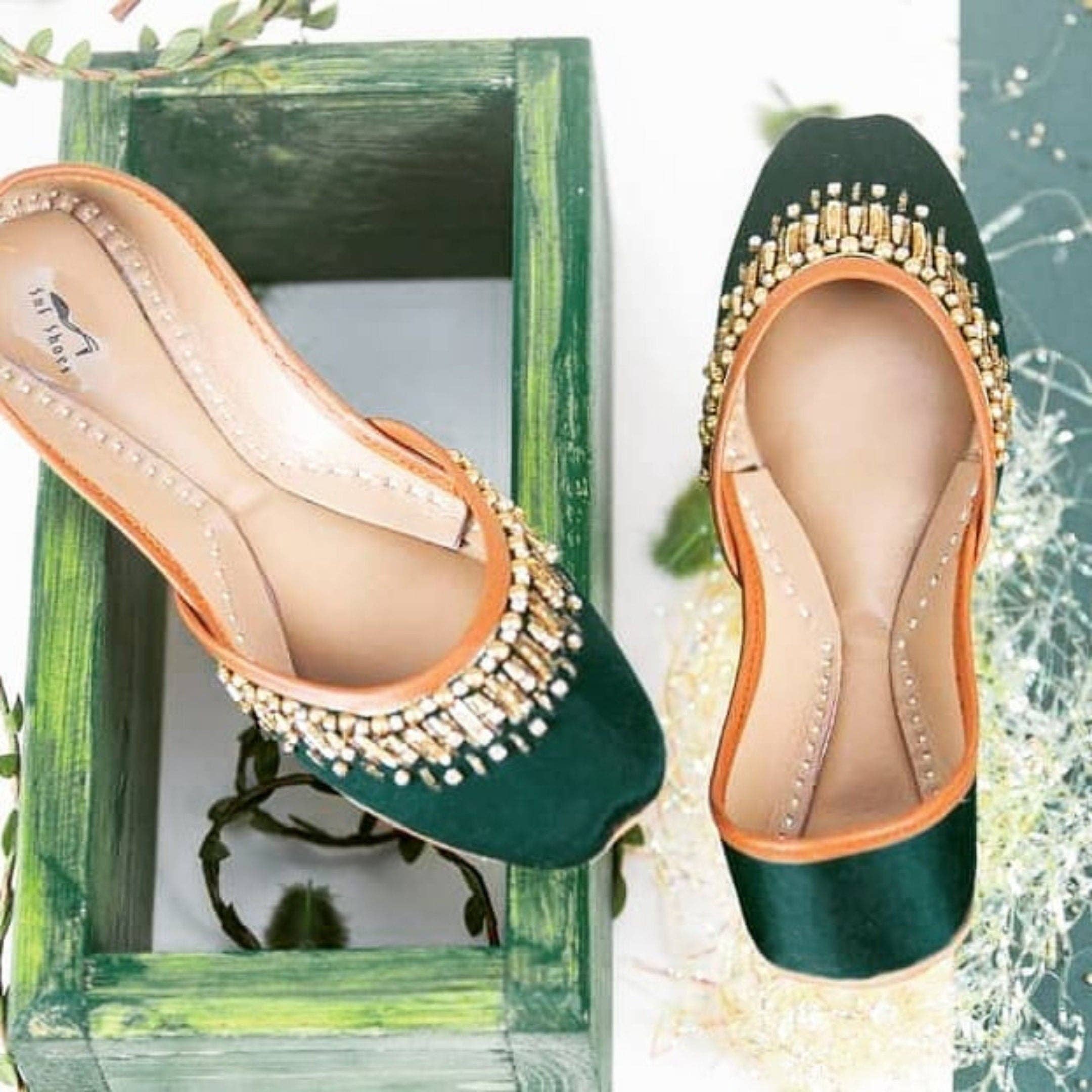 Verde Zapatos planos de boda de satén verde esmeralda Khussa Jutis para novias de venta al por mayor en Faire3