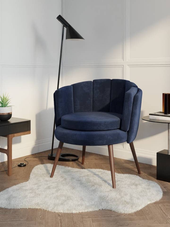 Fauteuil en velours bleu nuit et bois d’hévéa, Jill pour la vente par Potiron