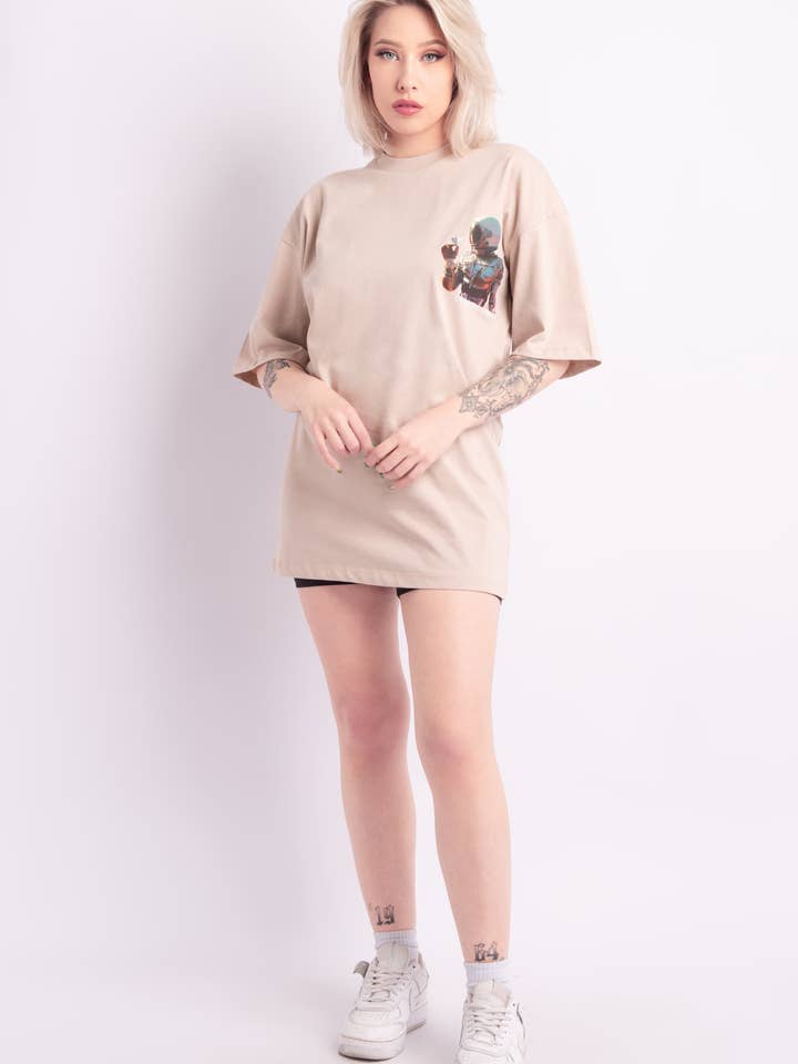 T-shirt Coupe Ample avec Imprimés "Universal Beauty" Beige pour la vente par AARHON