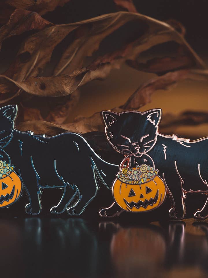 Chat ou Friandise - Épingle en Émail d'Halloween pour la vente par The Pickety Witch