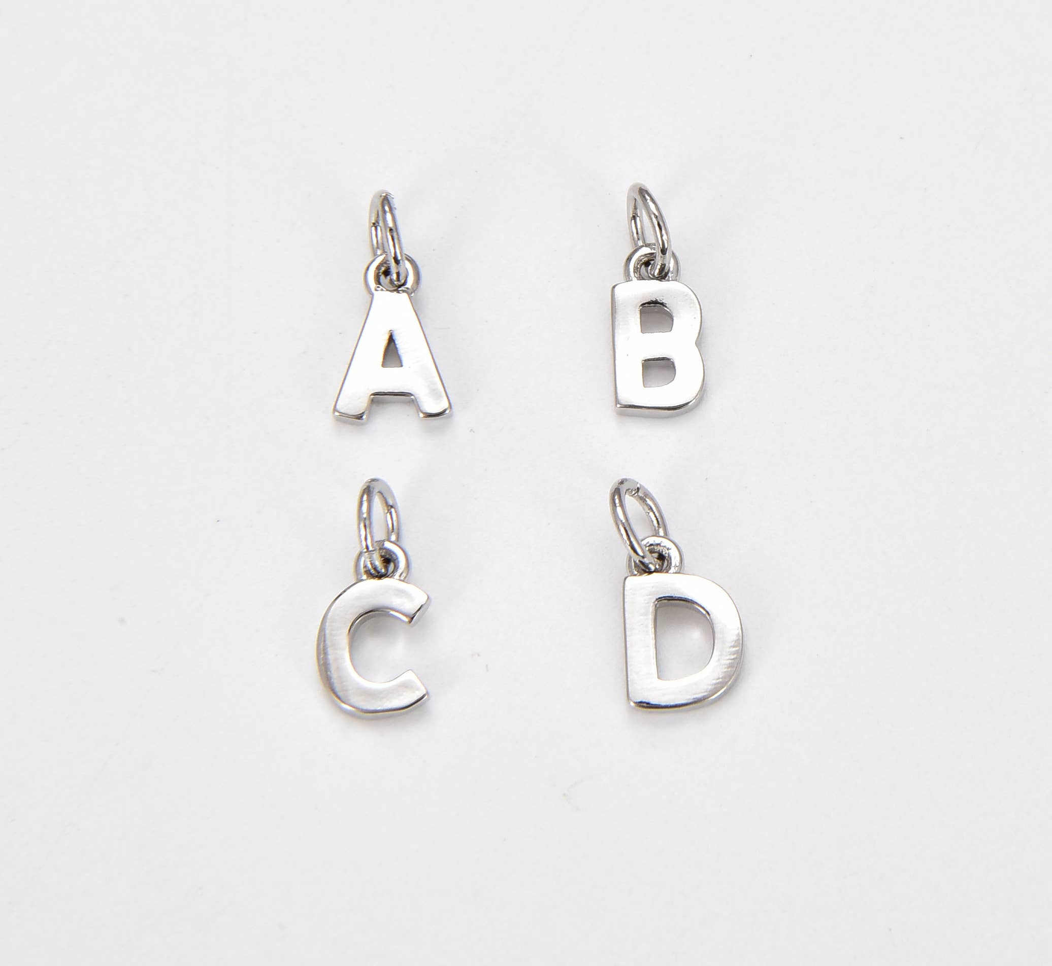 Argento Ciondolo personalizzato con lettera iniziale dell'alfabeto in argento, CP1242 in vendita all'ingrosso su Faire1