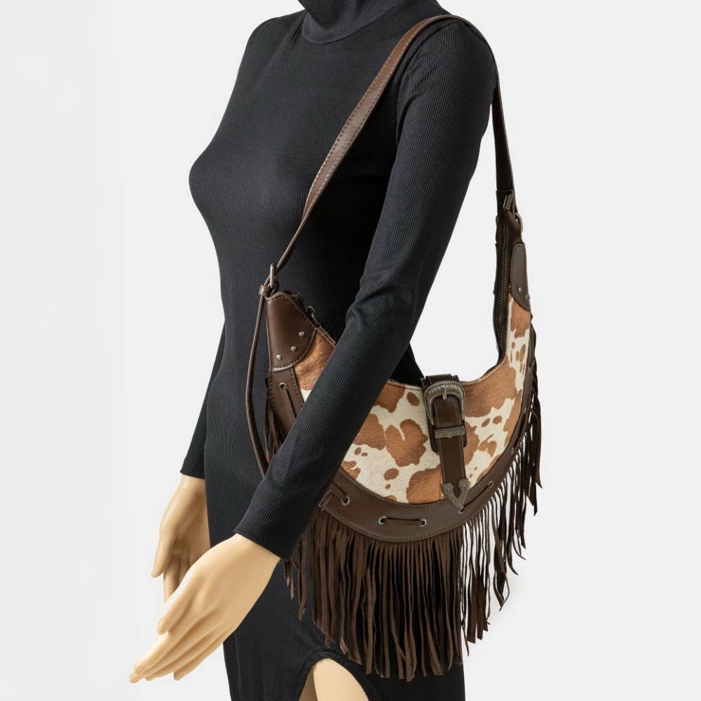 Collections by Fame Accessories – Großhandel Umhängetasche - Damen – Hobo-Tasche aus Leder mit Kuhmuster und Fransen3