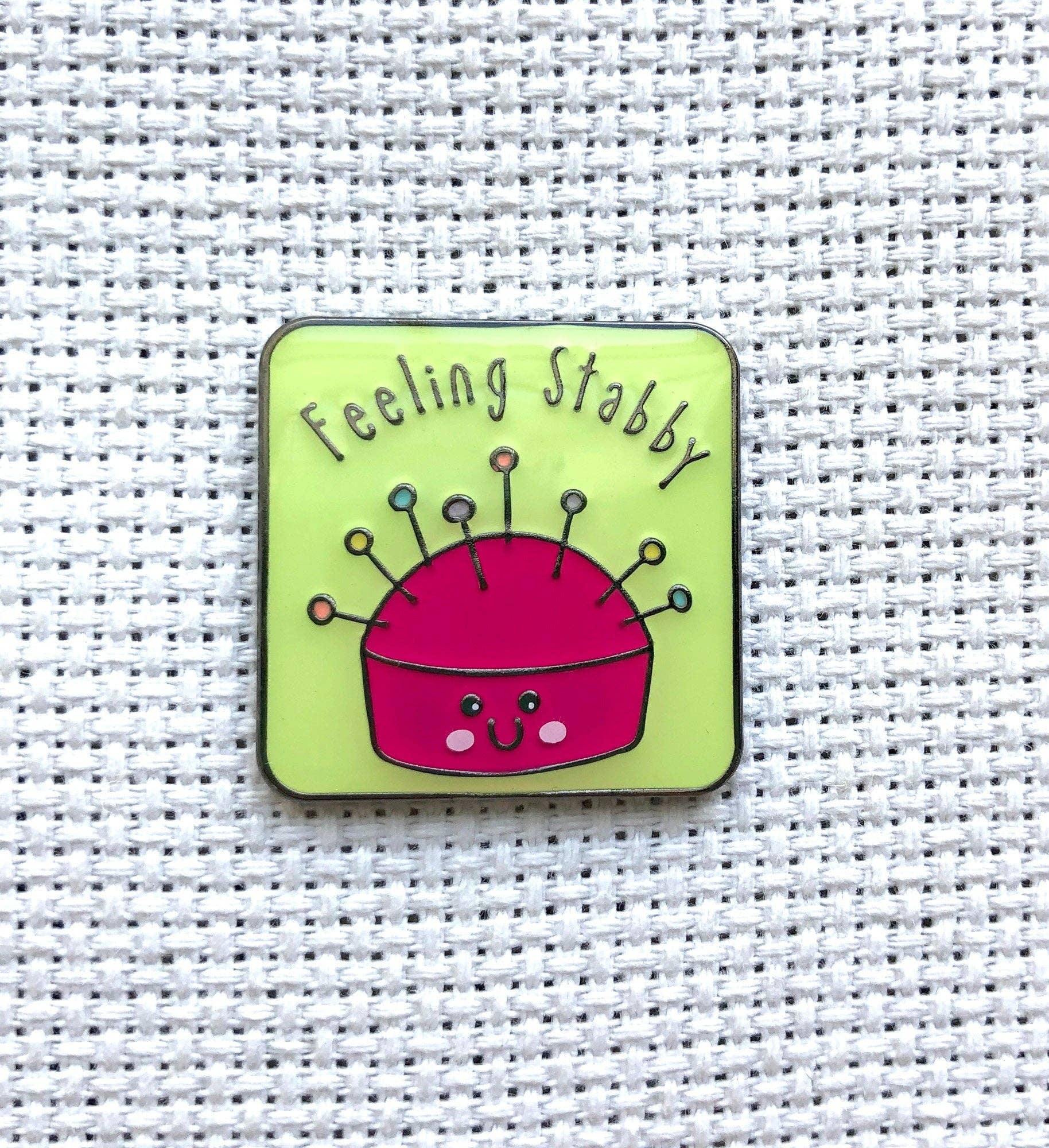 Snarky Crafter Designs - Vente Accessoire de broderie/point de croix - Coussin à aiguilles en émail Feeling Stabby Pin