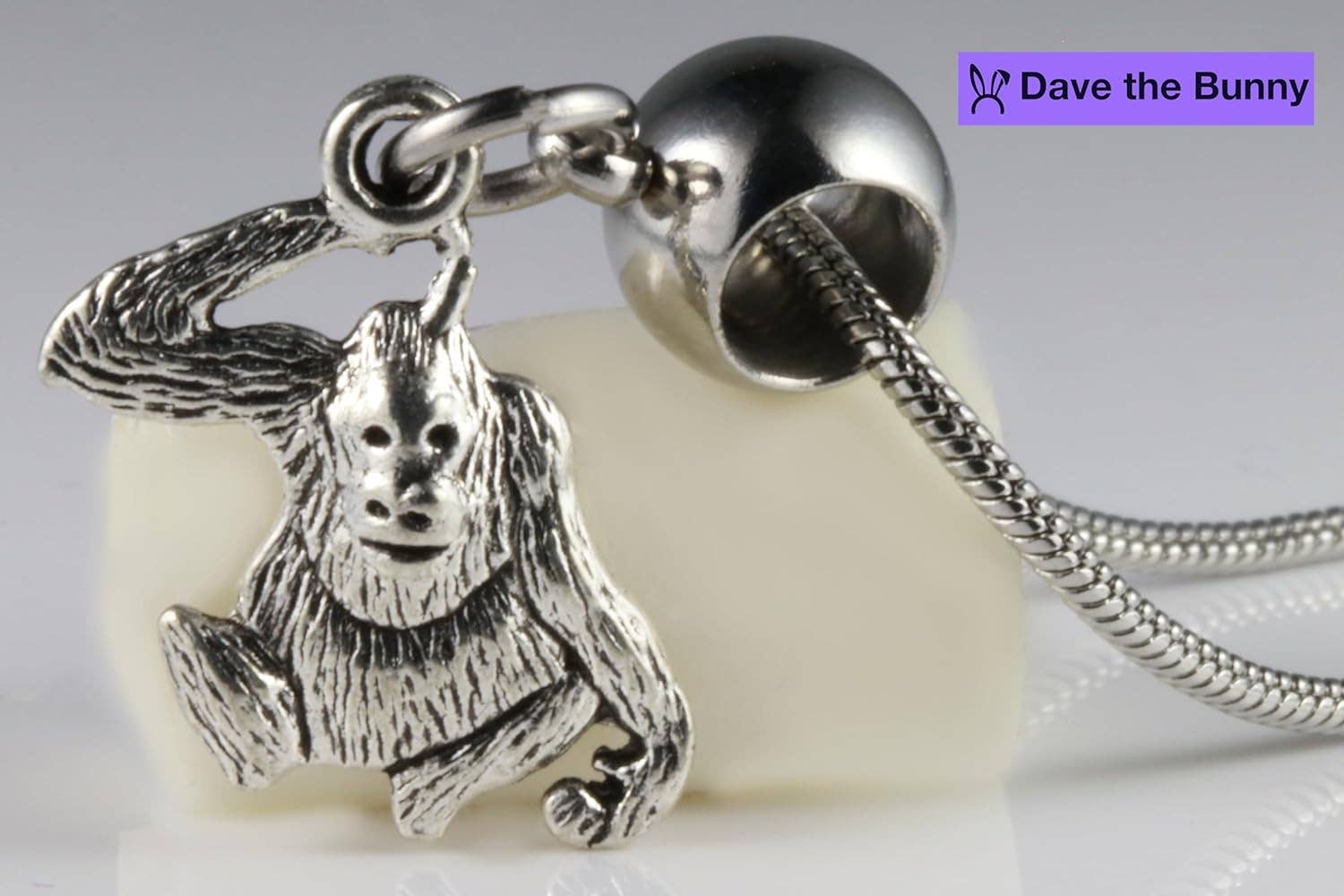 Dave The Bunny - Vente Colliers à pendentif - Collier Dave The Bunny Orangatang - Bijoux originaux en forme de singe : élégant collier en forme de singe avec chaîne serpent en acier inoxydable et breloque en alliage durable représentant un singe orang-outan3
