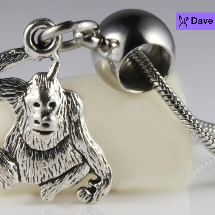 Dave The Bunny - Vente Colliers à pendentif - Collier Dave The Bunny Orangatang - Bijoux originaux en forme de singe : élégant collier en forme de singe avec chaîne serpent en acier inoxydable et breloque en alliage durable représentant un singe orang-outan3