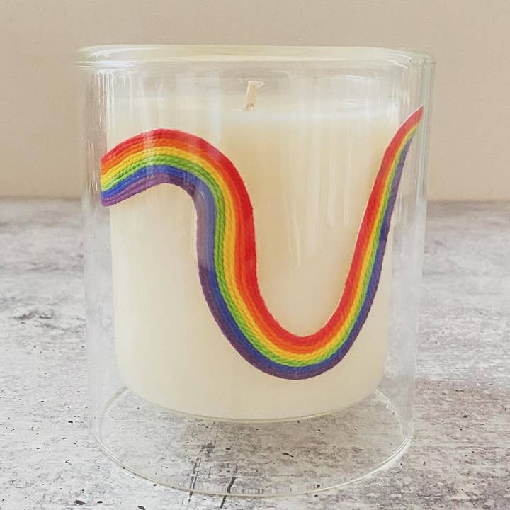 Bougie Pride en édition limitée pour la vente par Reverie Wicks