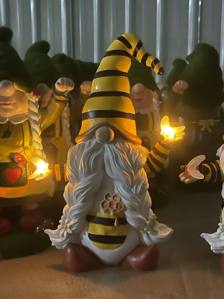 Bijendame met honingkam Bijenbeeld op zonne-energie voor wholesale door By Mark & Margot