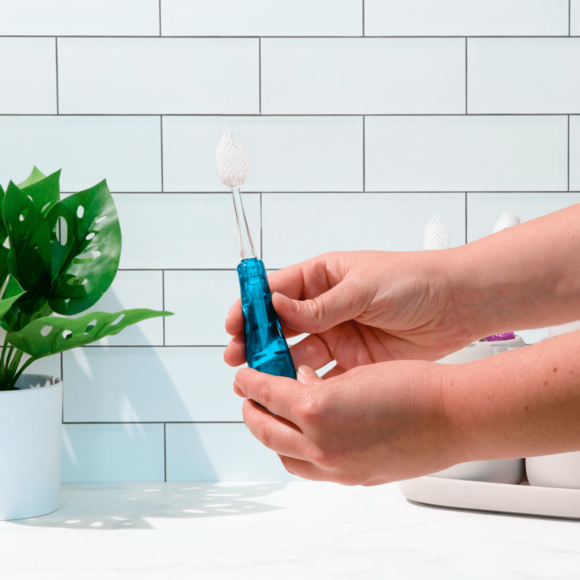 RADIUS – wholesale Tandborste – RADIUS mjuk reseräskbosterkam med 2-i-1 design1