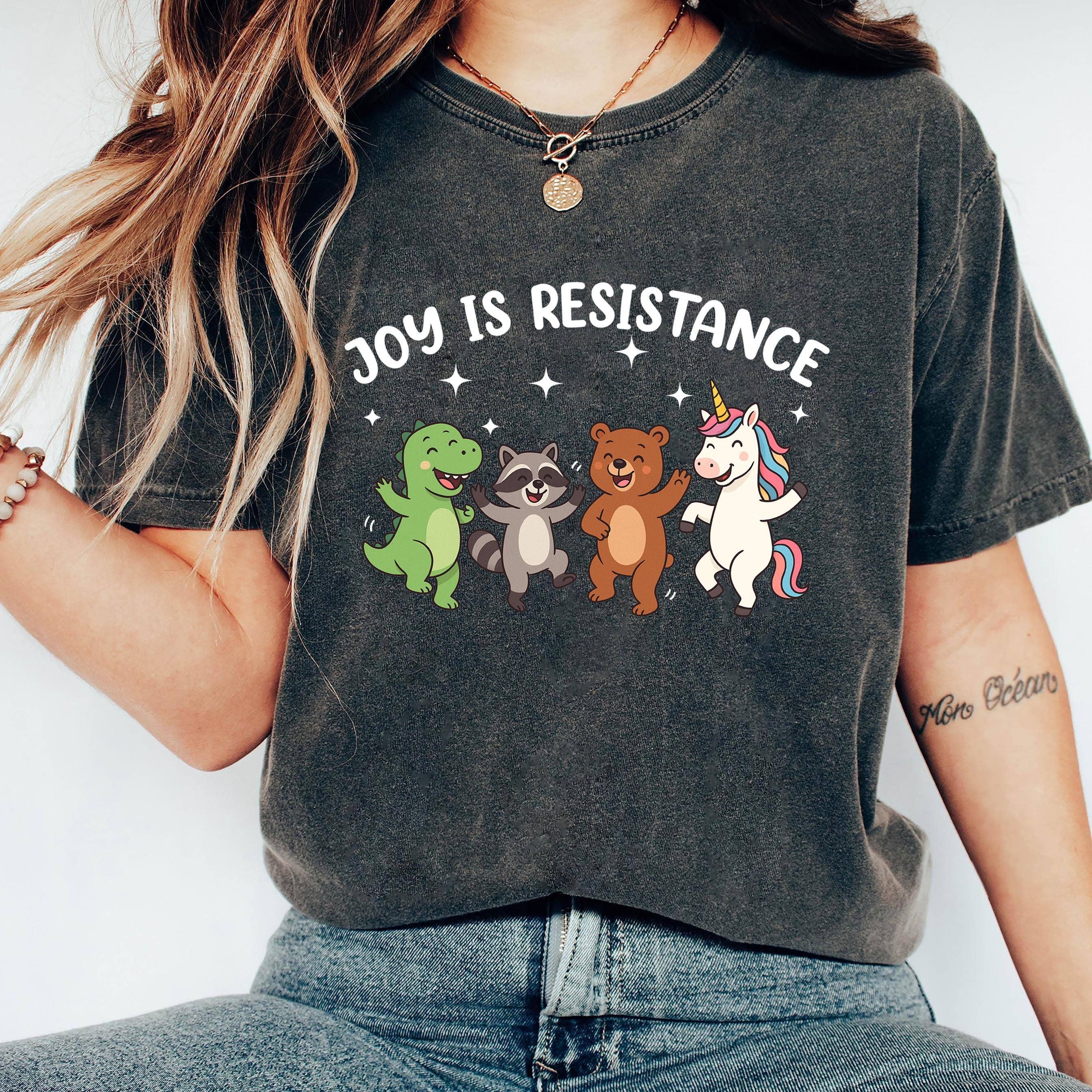 Glaime – wholesale T-shirt med logga - Dam – Comfort Colors Joy Is Resistance T-shirt, Portland Frog T-shirt3