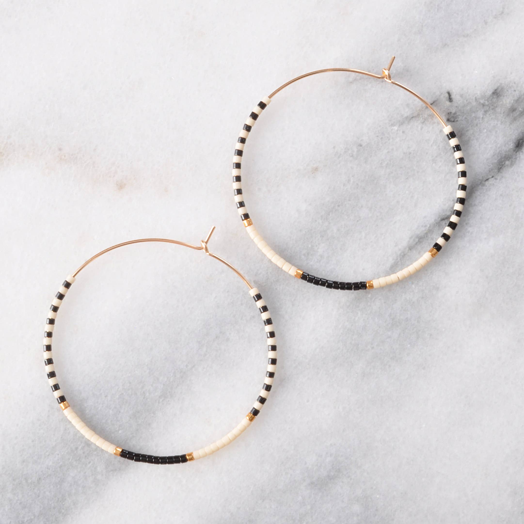 Libby & Smee – Brincos de argola por atacado – Aros preenchidos a ouro com minúsculas grânulos de sementes de vidro13