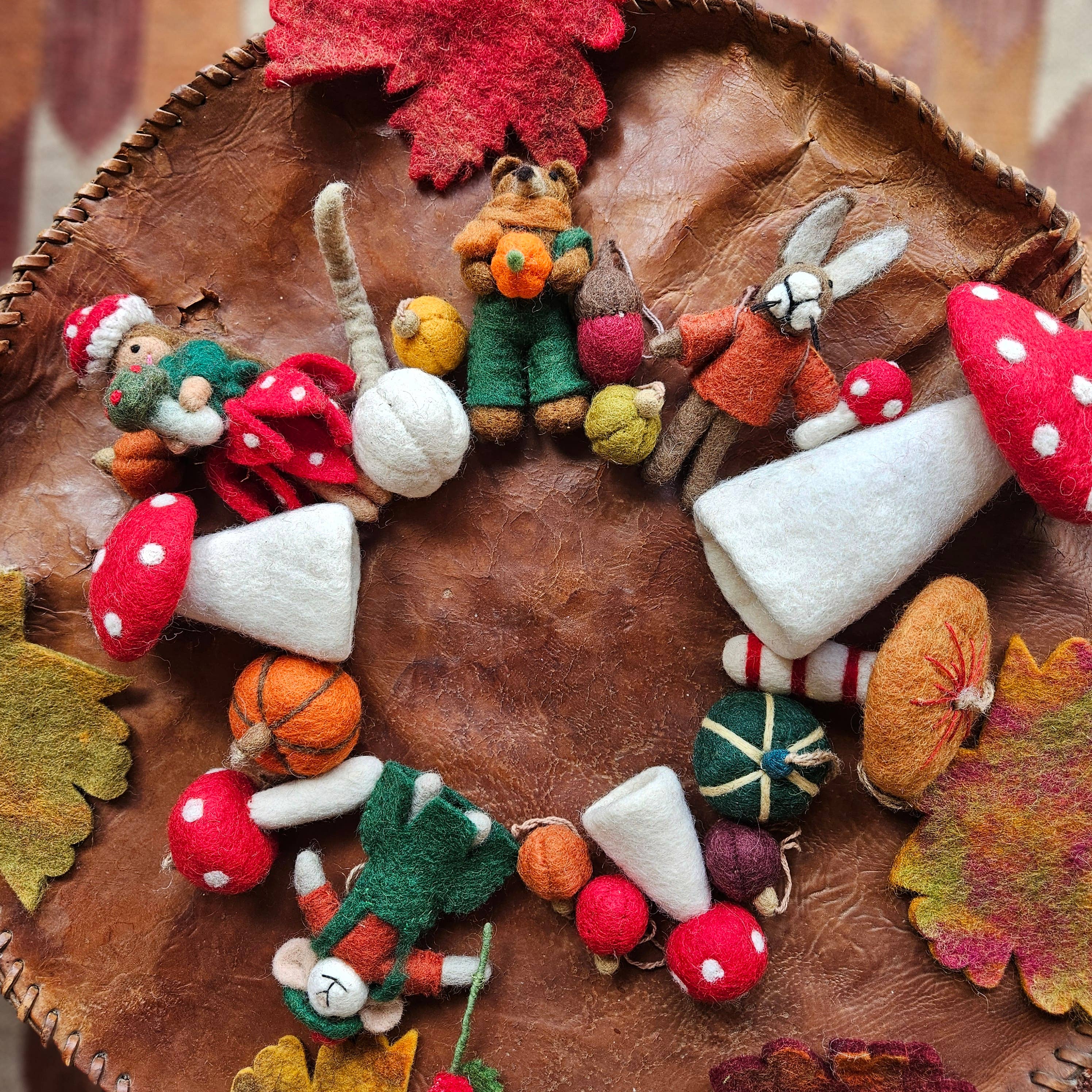 Felt So Good - Vente Objets de décoration - Tabouret de crapaud fait main en feutre à suspendre pour décoration automnale6