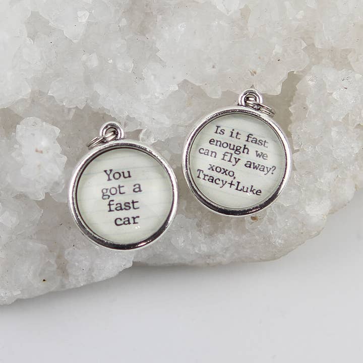 Pendentif Rond Double Face Paroles XO Fast Car pour la vente par Jennifer Dahl Designs LLC