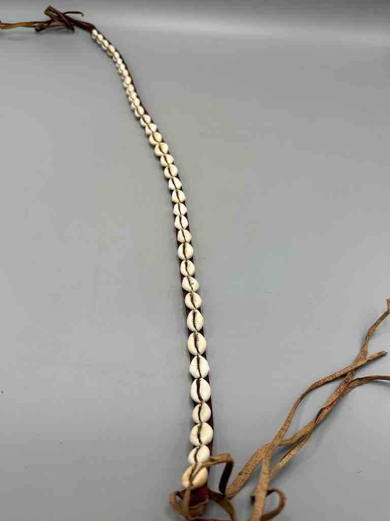 The Niger Bend – Großhandel Gürtel – Damen – Schmaler afrikanischer Krawattenverschluss aus echtem Kaurimuschelleder49