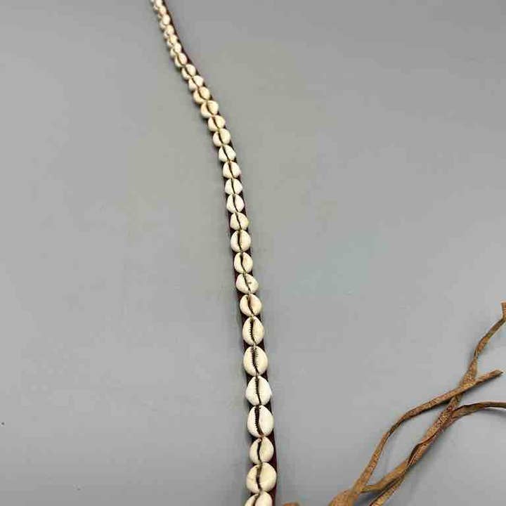 The Niger Bend – Großhandel Gürtel – Damen – Schmaler afrikanischer Krawattenverschluss aus echtem Kaurimuschelleder49