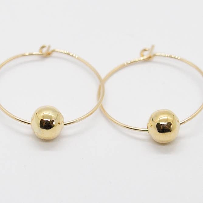 Minimalistische goldene Creolen mit Kugel für den Großhandel von Sista Jewelry