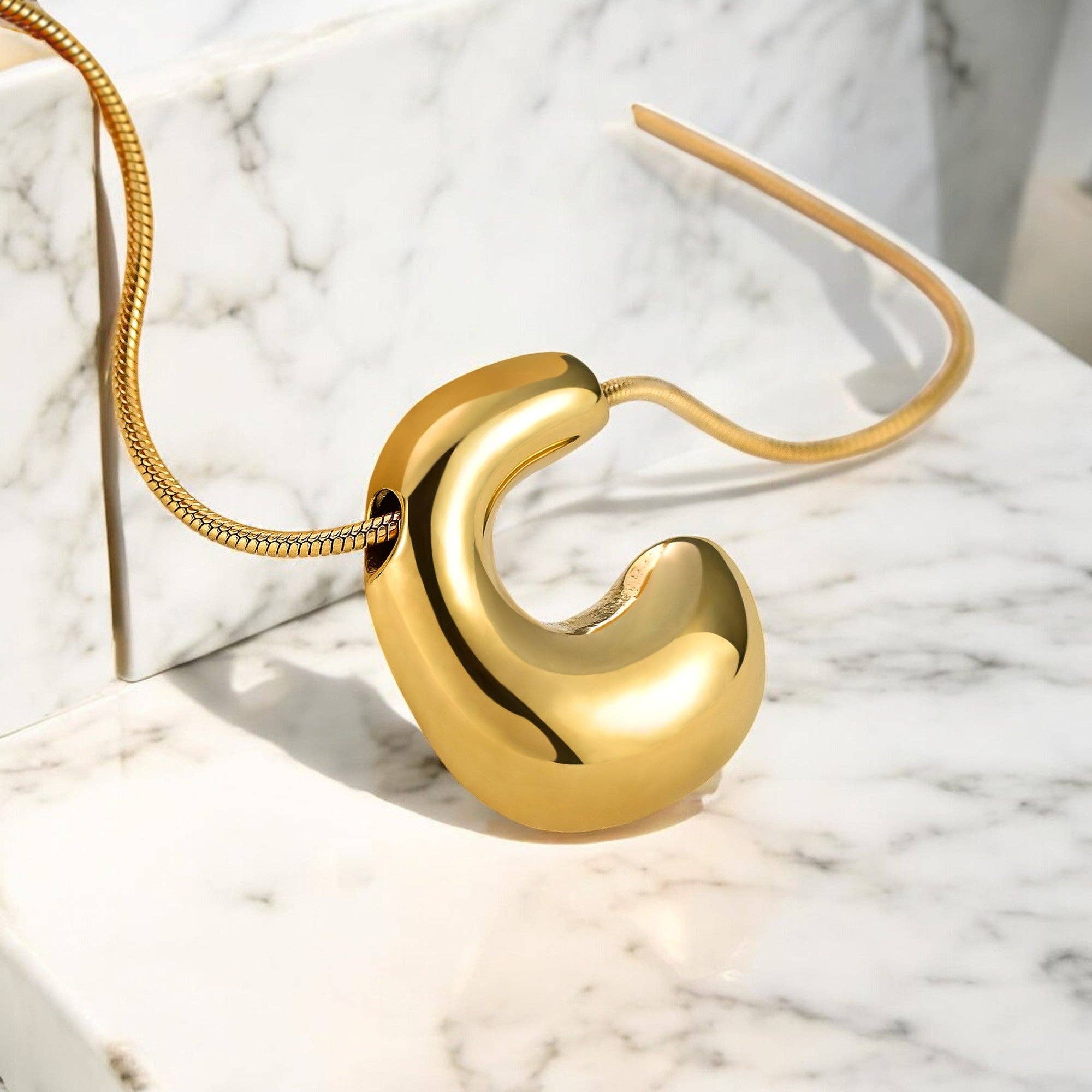 Cape Diablo - Vente Colliers à pendentif - Collier Initiale Lettre Bulle Chute Éclat Doré2